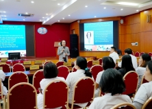 TẬP HUẤN ĐỔI MỚI PHONG CÁCH, THÁI ĐỘ PHỤC VỤ HƯỚNG TỚI SỰ HÀI LÒNG CỦA NGƯỜI BỆNH