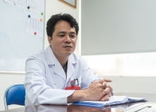 Thời gian vừa qua, không khí Hà Nội thường xuyên phủ một lớp mờ đục. Nhiều tuyến phố lớn chìm trong bụi mịn và sương.