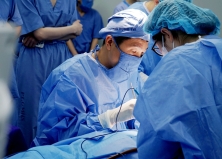 BỆNH VIỆN TAI MŨI HỌNG TRUNG ƯƠNG CẤP CỨU NGAY TRONG ĐÊM CA CHẤN THƯƠNG TAI NGUY HIỂM DO TỰ LẤY RÁY TAI