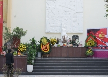 Dâng hương tri ân các anh hùng liệt sĩ tại đài tưởng niệm Bệnh viện Bạch Mai