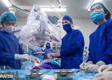 Tôi cùng con gái khiếm thính vượt 5 ca mổ, học dùng "tai máy" tìm thanh âm