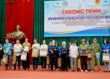 Khám bệnh miễn phí và tặng quà cho chiến sĩ tham gia chiến dịch Điện Biên Phủ tại huyện Thanh Hà, Hải Dương 