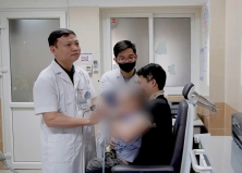 BÉ TRAI 6 TUỔI BỊ VIÊN BI SẮT XUYÊN VÀO XOANG BƯỚM KHI CHƠI SÚNG CAO SU BÉ TRAI 6 TUỔI BỊ VIÊN BI SẮT XUYÊN VÀO XOANG BƯỚM KHI CHƠI SÚNG CAO SU