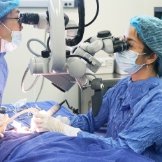 PHẪU THUẬT TAI GIÚP NGƯỜI LỚN TUỔI NGHE TỐT HƠN – CÂU CHUYỆN HỒI PHỤC CỦA BỆNH NHÂN NỮ 53 TUỔI