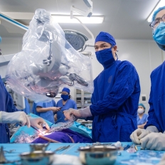 Tôi cùng con gái khiếm thính vượt 5 ca mổ, học dùng "tai máy" tìm thanh âm