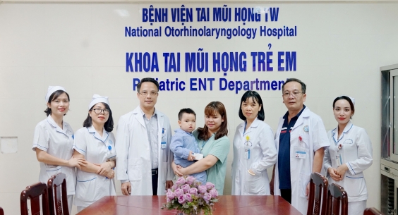 Giải thoát bé 2 tuổi khỏi căn bệnh hiếm phải thở bằng miệng ngay khi vừa chào đời