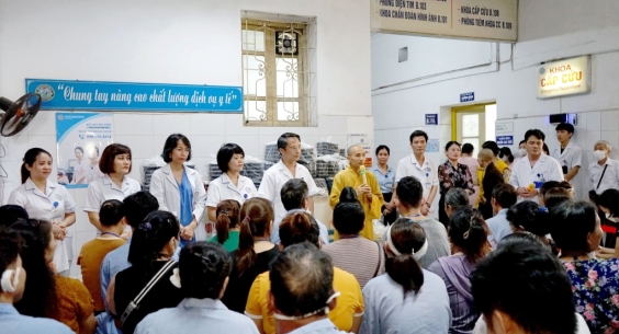 Công đoàn Y tế Việt Nam phối hợp cùng Chùa Đại Giác – tỉnh Bắc Ninh trao tặng 300 suất ăn miễn phí cho bệnh nhân đang điều trị tại Bệnh viện Tai Mũi Họng Trung ương