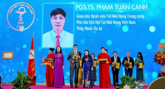 PGS.TS PHẠM TUẤN CẢNH – GIÁM ĐỐC BỆNH VIỆN TAI MŨI HỌNG TRUNG ƯƠNG CÙNG 79 TRÍ THỨC ĐƯỢC TỔNG HỘI Y HỌC VIỆT NAM VINH DANH TRÍ THỨC TIÊU BIỂU