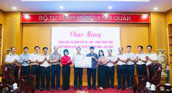 BỆNH VIỆN TAI MŨI HỌNG TRUNG ƯƠNG THĂM VÀ LÀM VIỆC VỚI BỘ TƯ LỆNH VÙNG 4 HẢI QUÂN