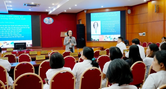 TẬP HUẤN ĐỔI MỚI PHONG CÁCH, THÁI ĐỘ PHỤC VỤ HƯỚNG TỚI SỰ HÀI LÒNG CỦA NGƯỜI BỆNH