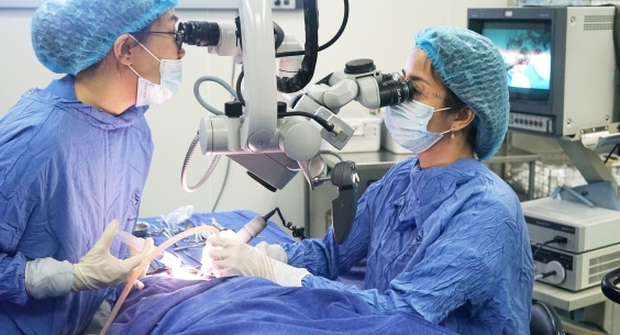 PHẪU THUẬT TAI GIÚP NGƯỜI LỚN TUỔI NGHE TỐT HƠN – CÂU CHUYỆN HỒI PHỤC CỦA BỆNH NHÂN NỮ 53 TUỔI