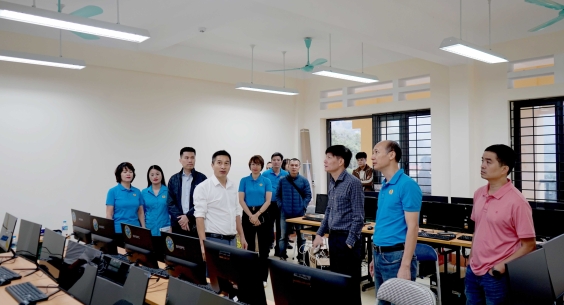 Trao quà và học bổng cho học sinh Trường Phổ thông Dân tộc bán trú Tiểu học Hoàng Thu Phố 1, huyện Bắc Hà, tỉnh Lào Cai