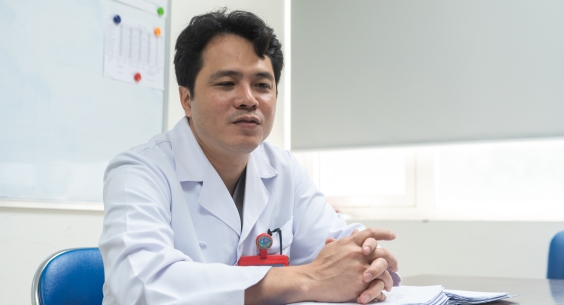 Thời gian vừa qua, không khí Hà Nội thường xuyên phủ một lớp mờ đục. Nhiều tuyến phố lớn chìm trong bụi mịn và sương.