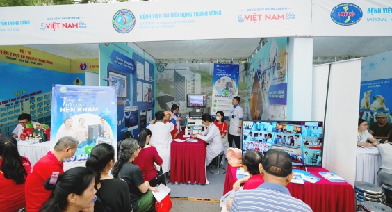 BỆNH VIỆN TAI MŨI HỌNG TRUNG ƯƠNG KHÁM, TƯ VẤN MIỄN PHÍ CHO HÀNG TRĂM NGƯỜI DÂN TẠI NGÀY HỘI “VÌ MỘT VIỆT NAM KHỎE MẠNH”