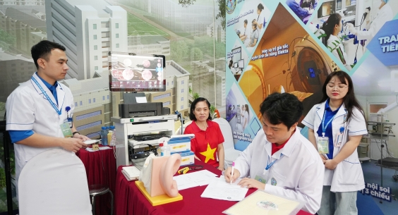 NGƯỜI DÂN HÀO HỨNG THAM GIA KHÁM SỨC KHỎE MIỄN PHÍ, CHUYÊN GIA NHẤN MẠNH CHỦ ĐỘNG PHÒNG BỆNH