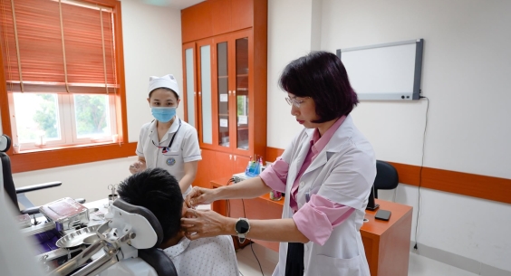 BÉ TRAI CHẢY MỦ TAI NHIỀU NĂM, PHÁT HIỆN CHOLESTEATOMA SĂN SÂU VÀO XƯƠNG