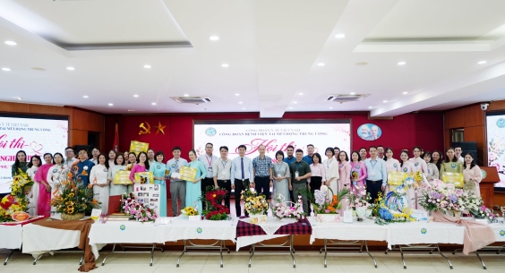 HỘI THI CẮM HOA NGHỆ THUẬT: TÔN VINH VẺ ĐẸP NGƯỜI PHỤ NỮ BỆNH VIỆN TAI MŨI HỌNG TRUNG ƯƠNG