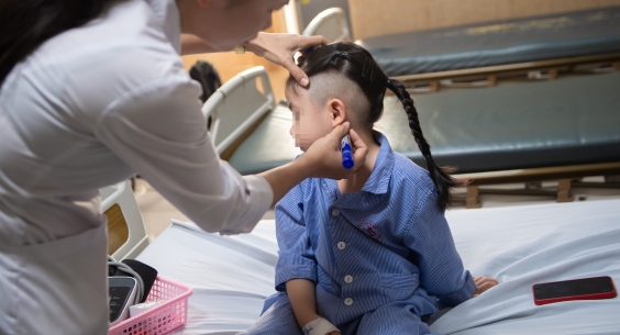 Hồi hộp xem bác sĩ cấy "tai máy" mang thanh âm cho em bé khiếm thính