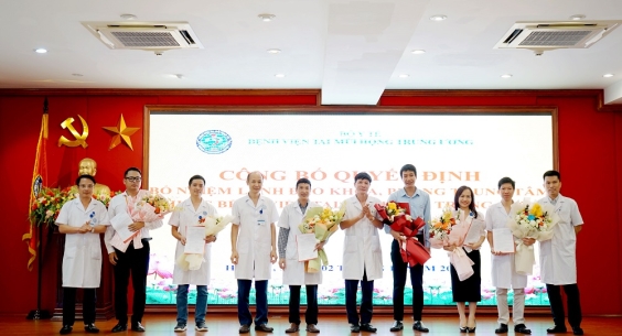 Lễ công bố Quyết định bổ nhiệm Lãnh đạo Khoa, Phòng, Trung tâm Bệnh viện Tai Mũi Họng Trung ương