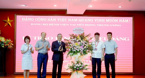 Trao tặng Huy hiệu 40 năm tuổi Đảng cho đồng chí Võ Thanh Quang