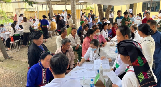 KHÁM BỆNH, PHÁT THUỐC MIỄN PHÍ VÀ TẶNG QUÀ CHO NGƯỜI DÂN BỊ ẢNH HƯỞNG DO BÃO YAGI