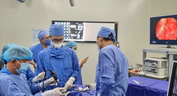 Bị đâm vào mặt, dị vật là cây đũa dài gần 7cm đâm xuyên từ mắt qua xoang hàm vào nền sọ người đàn ông