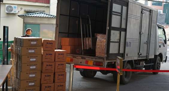 Bệnh viện Tai Mũi Họng Trung ương tiếp nhận sản phẩm kháng khuẩn phòng, chống dịch Covid-19