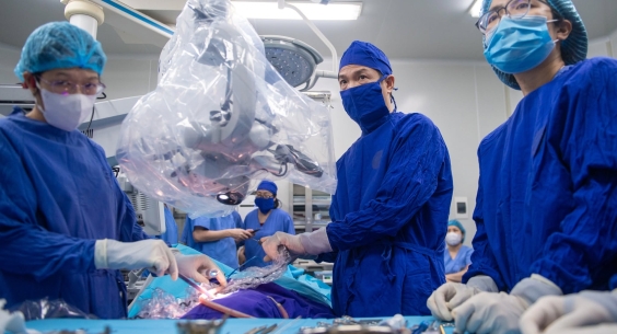 Tôi cùng con gái khiếm thính vượt 5 ca mổ, học dùng "tai máy" tìm thanh âm