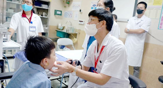 Tưởng là hạch thông thường, hóa ra bé trai bị u khoang bên họng phải