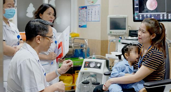 Khối u từ hốc mũi xâm lấn lên não bé gái