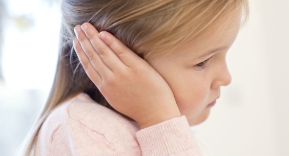 Trẻ bị viêm tai giữa, cha mẹ cần làm gì?
