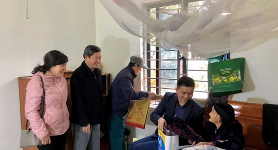 Thăm và chúc Tết Mẹ Việt Nam Anh hùng nhân dịp Tết Nguyên đán Tân Sửu