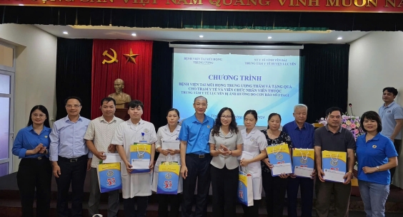 TẶNG QUÀ CHO TRẠM Y TẾ XÃ TÂN LĨNH VÀ CÁN BỘ Y TẾ BỊ TỔN THẤT DO BÃO SỐ 3 TẠI HUYỆN LỤC YÊN, TỈNH YÊN BÁI