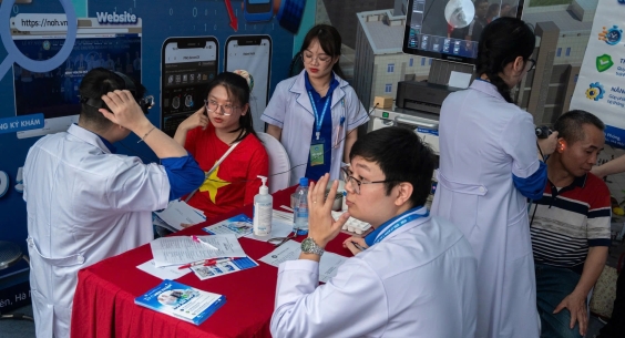 HÀNG TRĂM BÁC SĨ RA QUÂN, KHÁM VÀ SÀNG LỌC MIỄN PHÍ CHO HƠN 10.000 NGƯỜI