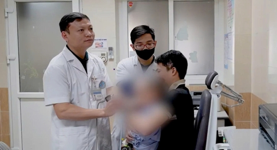 BÉ TRAI 6 TUỔI BỊ VIÊN BI SẮT XUYÊN VÀO XOANG BƯỚM KHI CHƠI SÚNG CAO SU